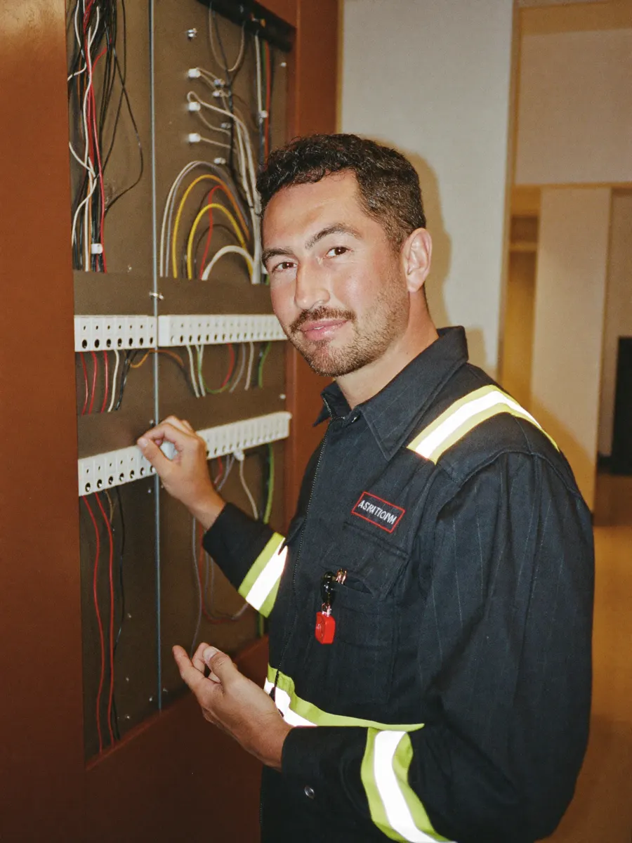 Electricista de Santa Coloma de Gramenet mostrando un cuadro eléctrico recién instalado a un cliente satisfecho